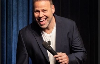 אדיר מילר במופע סטנדאפ