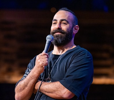 יוחאי ספונדר במופע סטנדאפ
