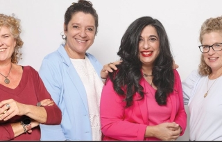 ארבעת כוכבות הפאנל עומדות בשורה ומחייכות