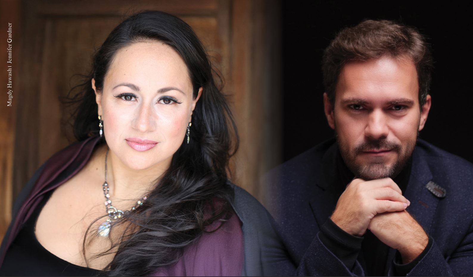 בחור משעין את ראשו על ידיו ומחייך קלות משמאלו בחורה עם שרשרת יהלומים ועגילים