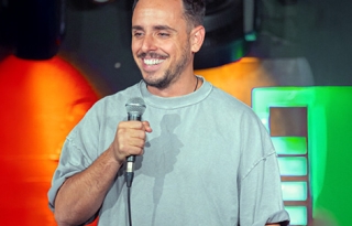 דניאל חן במופע סטנדאפ