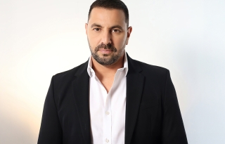 שלומי סרנגה במופע יווני – ישראלי בליווי 7 נגנים