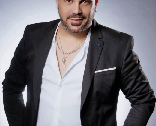 הסלוניקאי אסי יחיאל במופע "אני קיים – איפרכו"