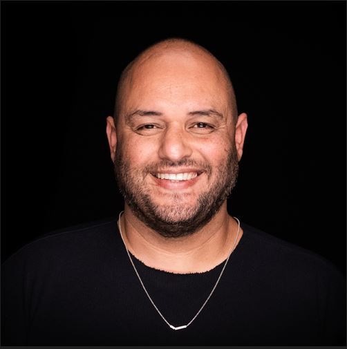 תמונה של שי צברי מחייך