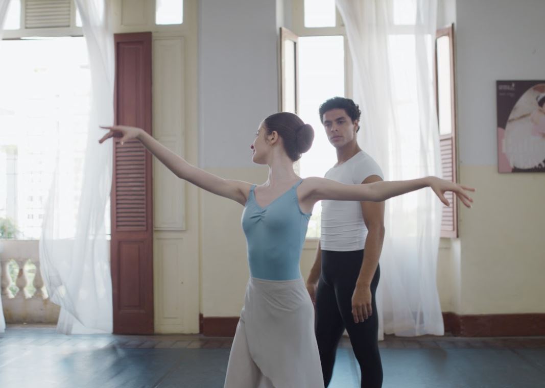 תמונה מתוך הסרט של בחורה רוקדת בלט ולידה בחור