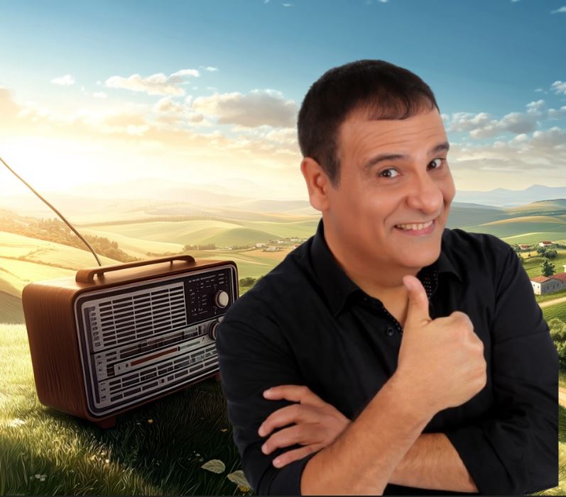 תמונה של אסף אשתר ומאחוריו רדיו