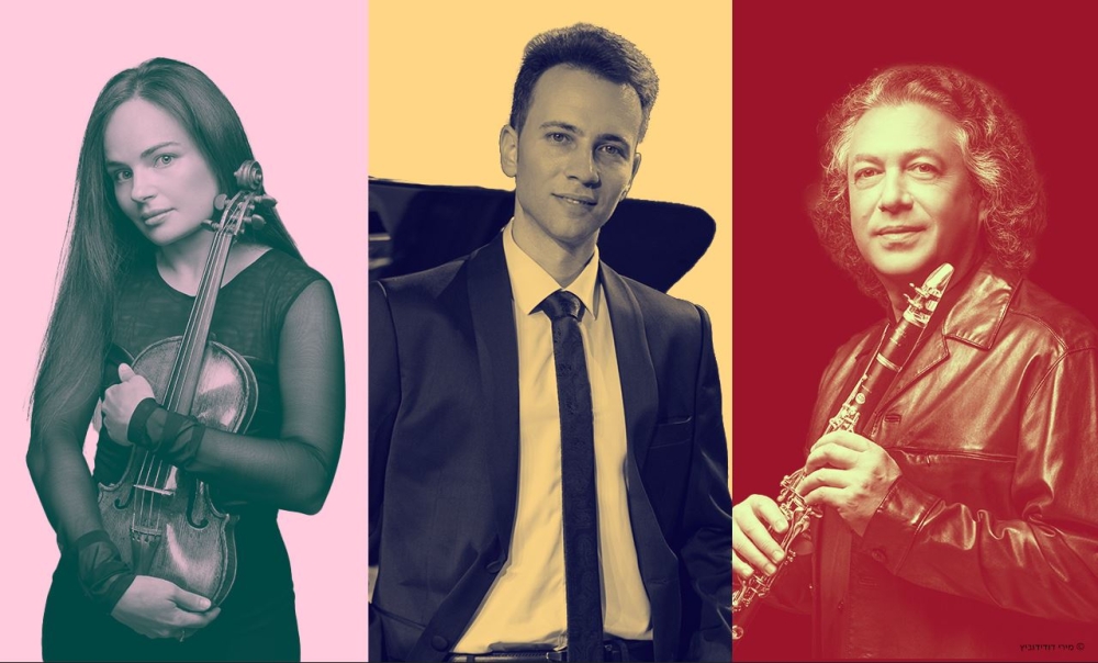 תמונה של שלושה משתתפי הקונצרט בחורה מחזיקה כינור , בחור מחזיק קלרינט ובחור נוסף עם חליפה וידיים בכיסים